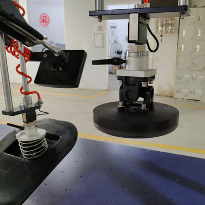 Testmachine voor het testen van de duurzaamheid van drie stoelen en ruggen