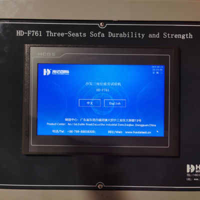 Testmachine voor het testen van de duurzaamheid van drie stoelen en ruggen