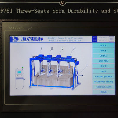Testmachine voor het testen van de duurzaamheid van drie stoelen en ruggen