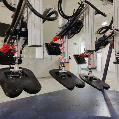 Testmachine voor het testen van de duurzaamheid van drie stoelen en ruggen